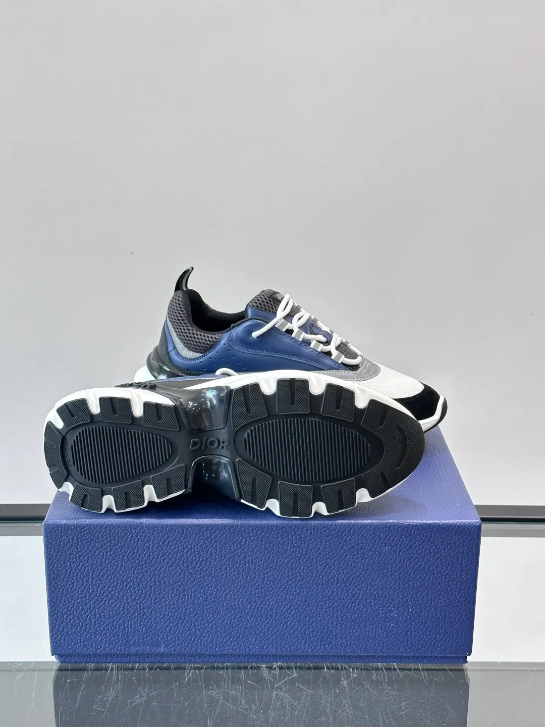 Men's shoes 💰p520 "Dior" B22 retro jogging shoes, inspired by classic jogging shoes, low-top thick sole design, cow leather + mesh fabric splicing, perfect texture and breathable. The black and white engraved rubber sole has great grip and comfort, and is OK for daily wear or sports! There is an embossed "CD" logo on the side of the shoe, which is low-key and recognizable. Rich colors, black and white, gray and blue, etc., versatile and fashionable, loved by European and American hip-hop circles and bloggers, a must-have for trendy wear size: 39-44 (customized at 45.46)